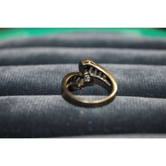Clear Stone Silver Band Fashion Costume Ring Size 7 - Picture 3 of 7